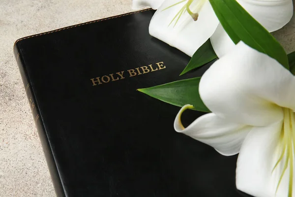 Santa Biblia Flores Sobre Fondo Gris Primer Plano —  Fotos de Stock
