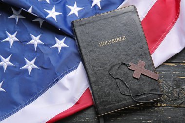 Kutsal İncil, haç ve ahşap arka planda Amerikan bayrağı