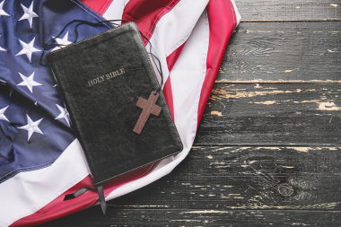 Kutsal İncil, haç ve ahşap arka planda Amerikan bayrağı