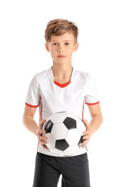 Beyaz arka planda sevimli küçük futbolcu