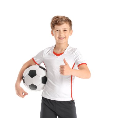 Beyaz arka planda sevimli küçük futbolcu