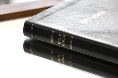 Kutsal İncil odadaki masada.