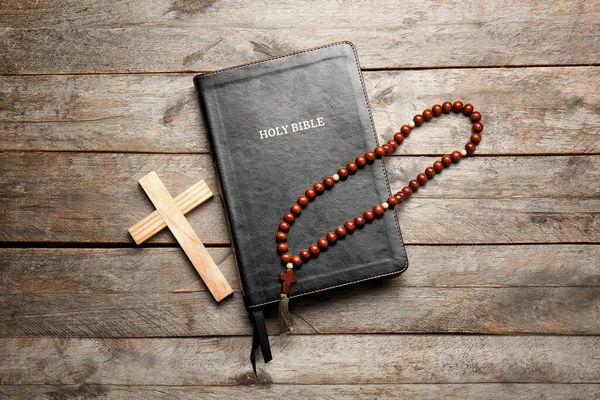 Bíblia Sagrada Cruz Rosário Contas Sobre Fundo Madeira — Fotografia de Stock