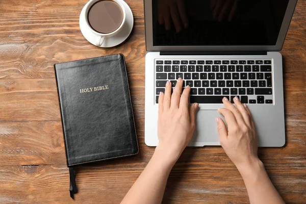 Religious Woman Working Laptop Table — Stock Photo, Image