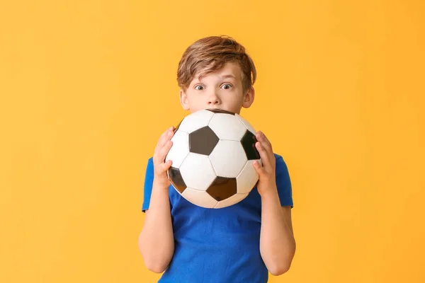 Netter Kleiner Junge Mit Fußball Auf Farbigem Hintergrund — Stockfoto