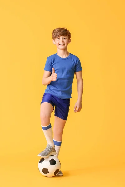 Netter Kleiner Junge Mit Fußball Auf Farbigem Hintergrund — Stockfoto