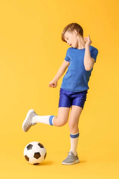 Netter Kleiner Junge Mit Fußball Auf Farbigem Hintergrund — Stockfoto