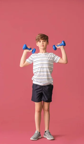 Niño Deportivo Con Mancuernas Sobre Fondo Color — Foto de Stock