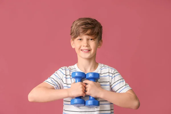 Piccolo Ragazzo Sportivo Con Manubri Sfondo Colori — Foto Stock