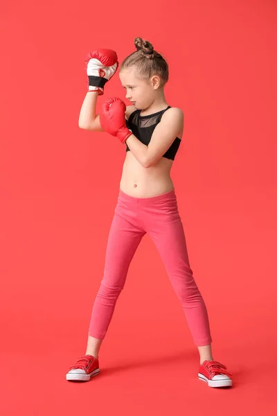 Kleines Mädchen Boxhandschuhen Auf Farbigem Hintergrund — Stockfoto