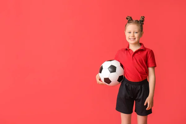 Kleines Mädchen Mit Fußball Auf Farbigem Hintergrund — Stockfoto