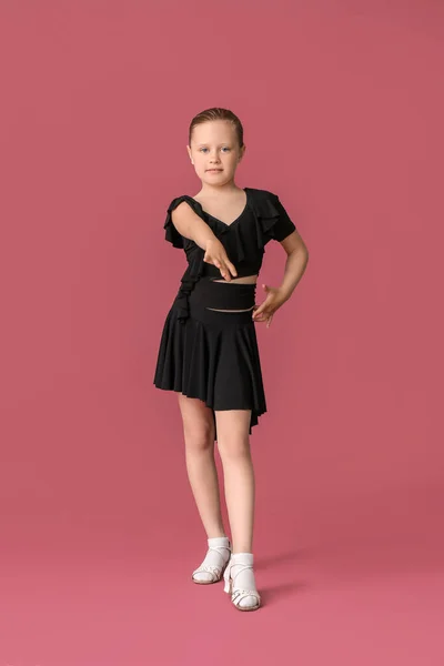 Renkli Arka Planda Dans Eden Küçük Kız — Stok fotoğraf