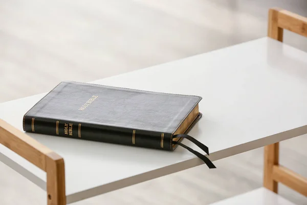 Sacra Bibbia Sul Tavolo Camera — Foto Stock