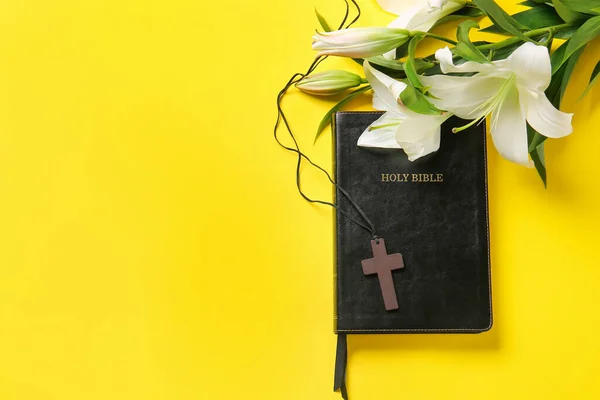Bíblia Sagrada Cruz Flores Fundo Cor — Fotografia de Stock