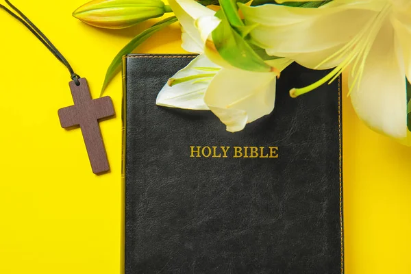 Αγία Γραφή Σταυρός Και Λουλούδια Στο Φόντο Χρώμα — Φωτογραφία Αρχείου