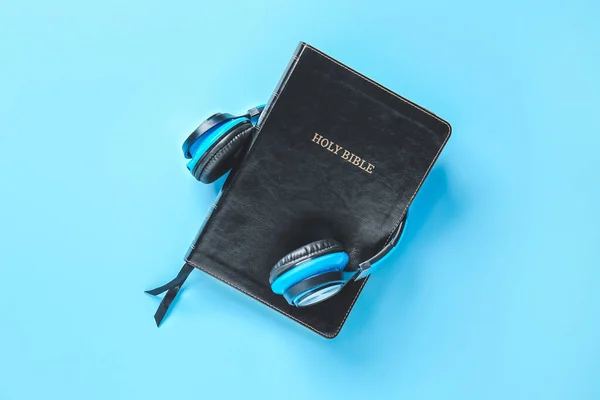 Holy Bible Headphones Color Background — Stock Photo, Image