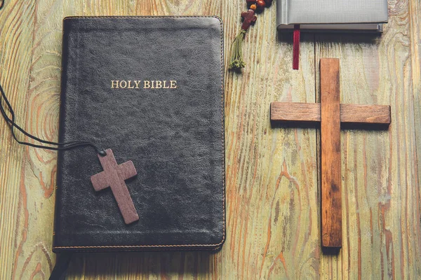 Holy Bible Crosses Wooden Background — Stock Photo, Image