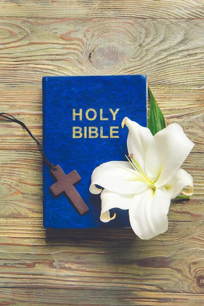 Santa Biblia Cruz Flor Sobre Fondo Madera — Foto de Stock