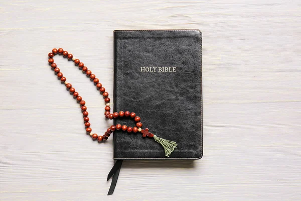 Αγία Γραφή Και Κομπολόι Χάντρες Ξύλινο Φόντο — Φωτογραφία Αρχείου