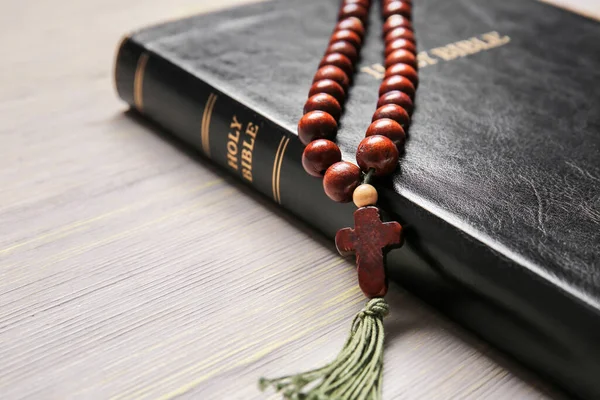 Holy Bible Rosary Beads Wooden Background Closeup — Stock Photo, Image