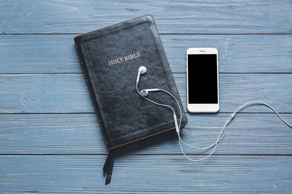 Библия Мобильный Телефон Наушники Деревянном Фоне — стоковое фото