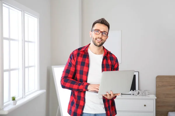 Joven Con Portátil Trabajando Casa —  Fotos de Stock