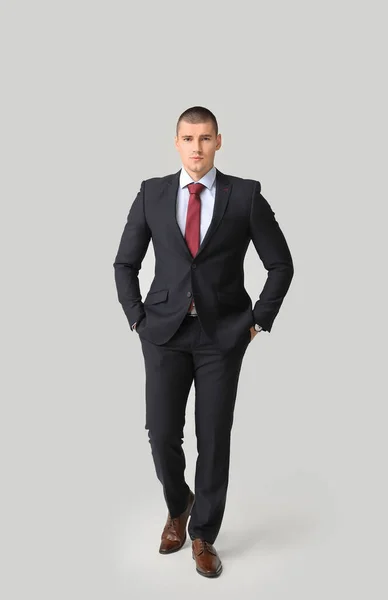 Stilig Ung Man Elegant Kostym Ljus Bakgrund — Stockfoto