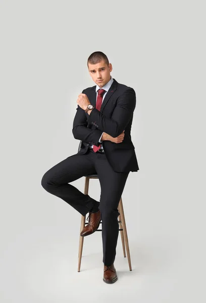 Schöner Junger Mann Eleganten Anzug Sitzt Auf Stuhl Vor Hellem — Stockfoto
