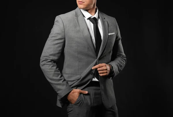 Schöner Junger Mann Eleganten Anzug Auf Dunklem Hintergrund — Stockfoto