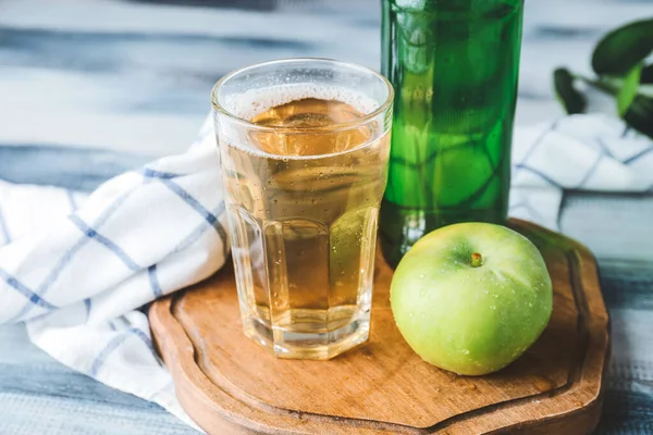 Flasche Und Glas Apfelmost Auf Dem Tisch — Stockfoto