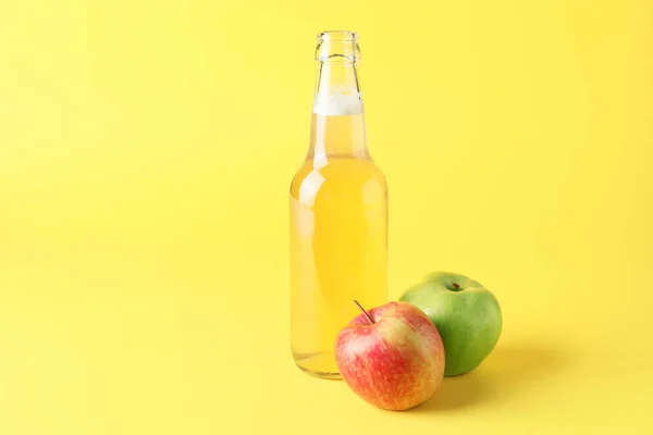 Botella Sidra Manzana Sobre Fondo Color — Foto de Stock