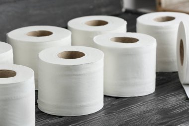 Ahşap arka planda tuvalet kağıdı ruloları