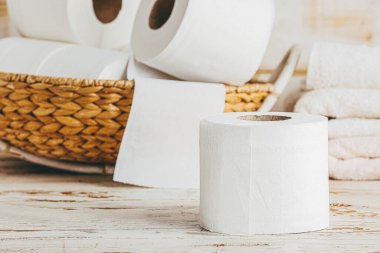 Ahşap arka planda tuvalet kağıdı ruloları