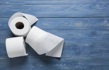 Ahşap arka planda tuvalet kağıdı ruloları
