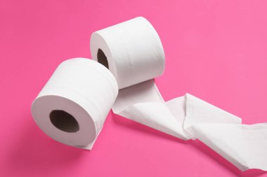 Renkli arka planda tuvalet kağıdı ruloları