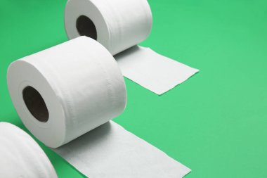 Renkli arka planda tuvalet kağıdı ruloları