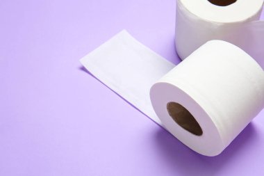 Renkli arka planda tuvalet kağıdı ruloları