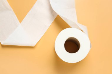 Renkli arka planda tuvalet kağıdı rulosu