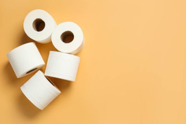Renkli arka planda tuvalet kağıdı ruloları