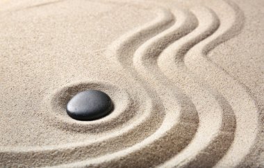 Kum üzerinde çizgileri olan bir taş. Zen kavramı