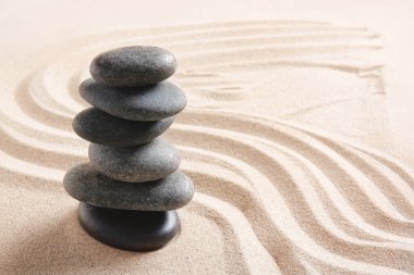 Kumda çizgileri olan taşlar. Zen kavramı