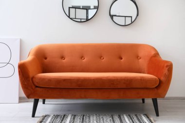 Aynalı ve kanepeli odanın içi.