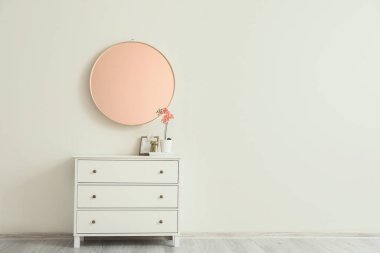 Aynalı ve çekmeceli odanın içi.