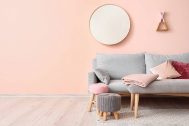 Aynalı modern odanın içi