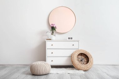 Aynalı modern odanın içi