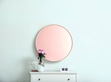 Aynalı modern odanın içi