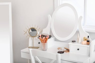 Aynalı modern odanın içi