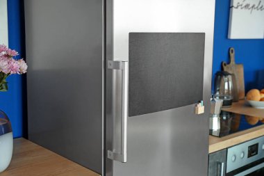 Mutfaktaki buzdolabının kapısındaki tebeşir tahtası.