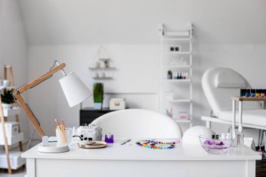 Modern güzellik salonunda profesyonel manikür ustasının işyeri.