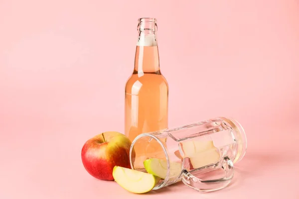 Flaska Med Äppelcider Och Mugg Färg Bakgrund — Stockfoto